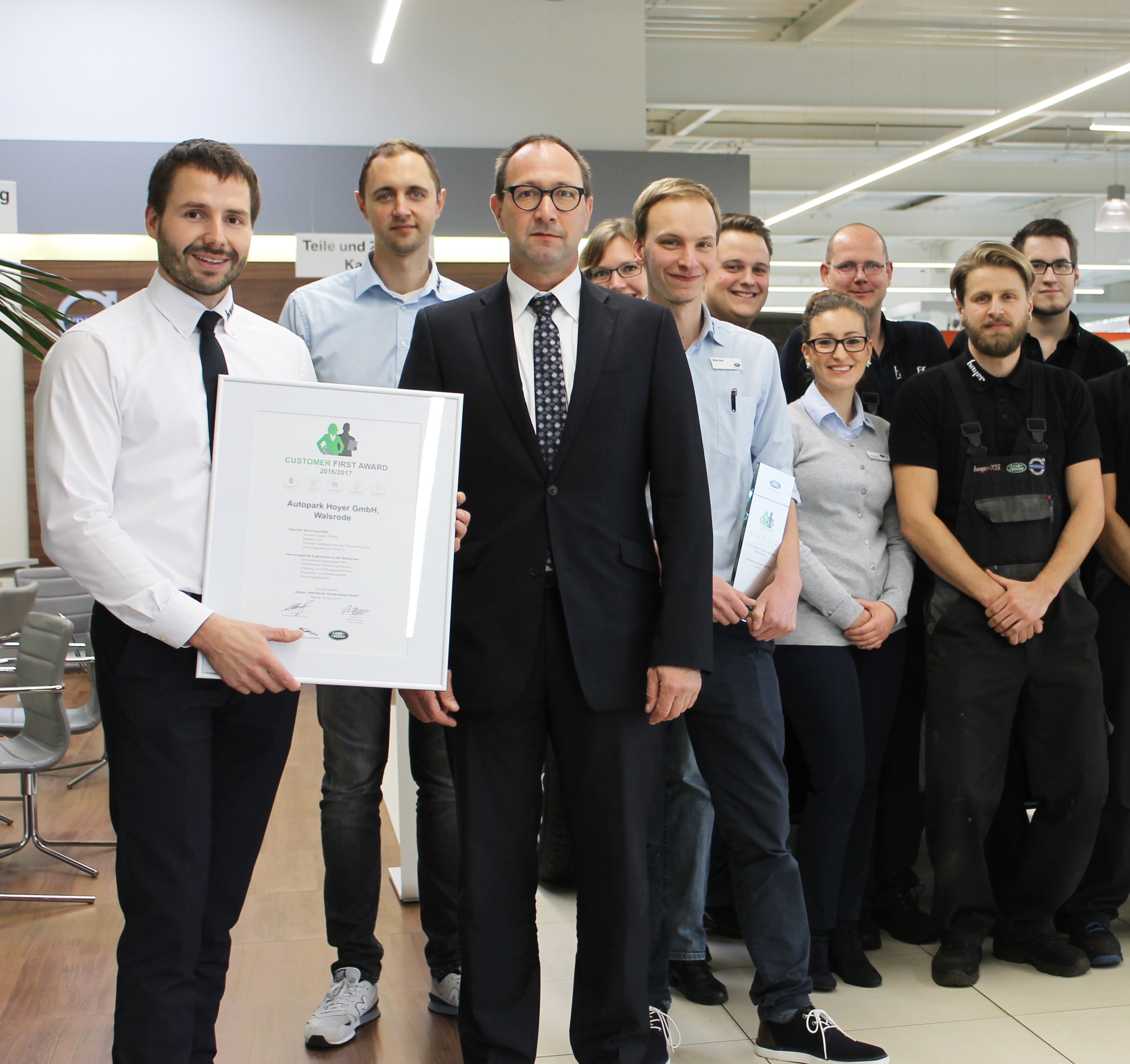 Walsroder Autopark Hoyer erhält Auszeichnung Customer First Award 2016/2017