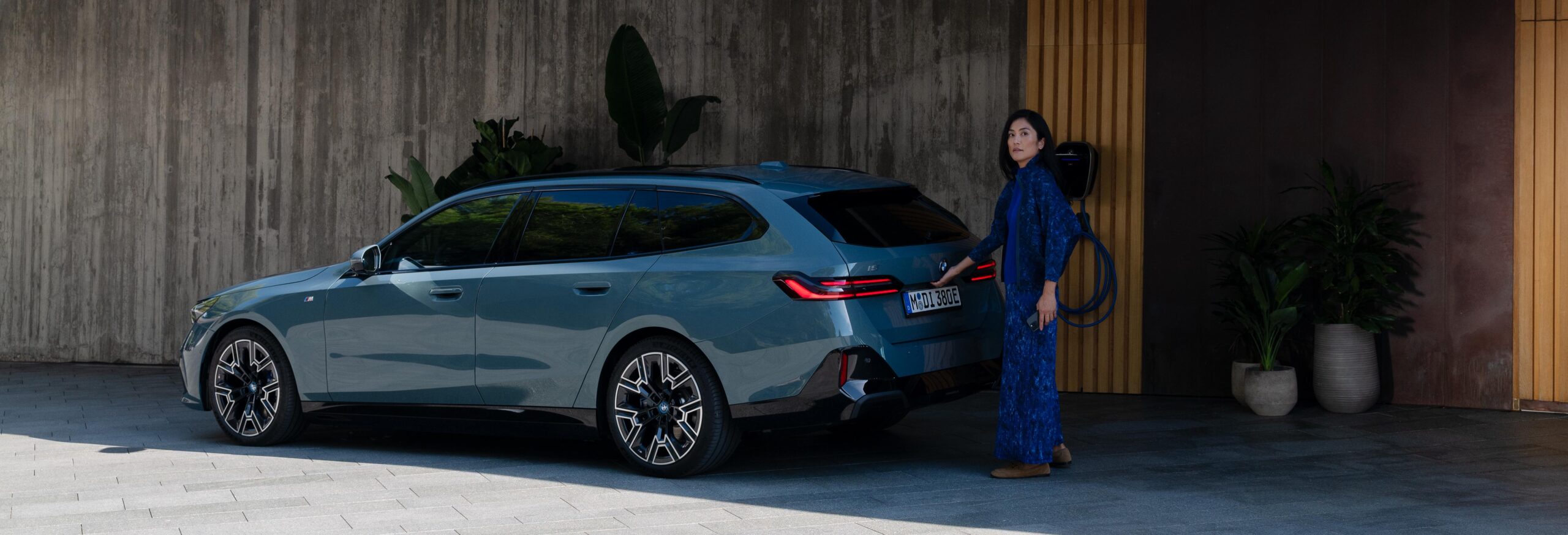 BMW i5 Laden